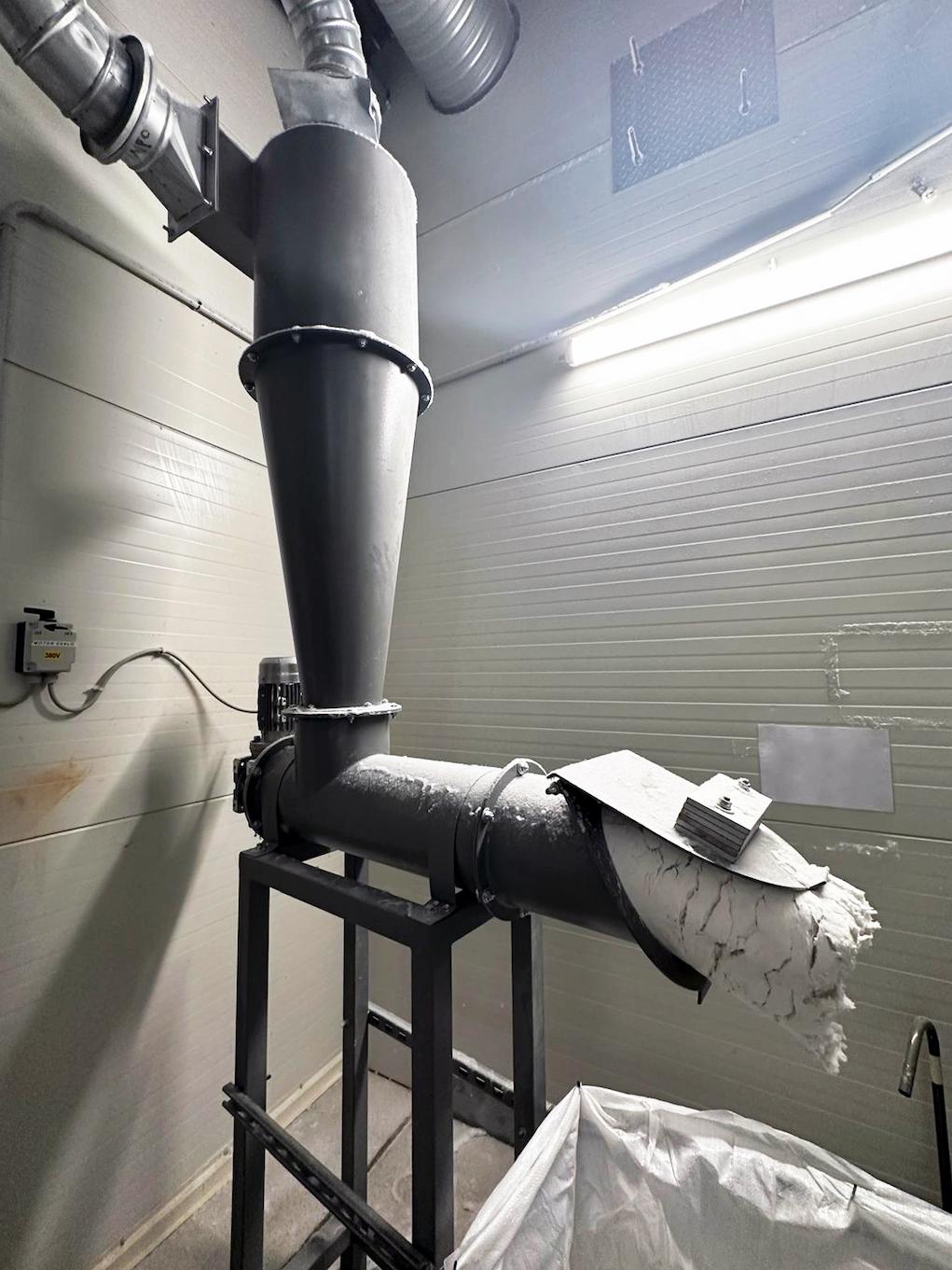 dispositivo che utilizza la forza centrifuga per separare particelle solide o liquide da un flusso di aria o gas