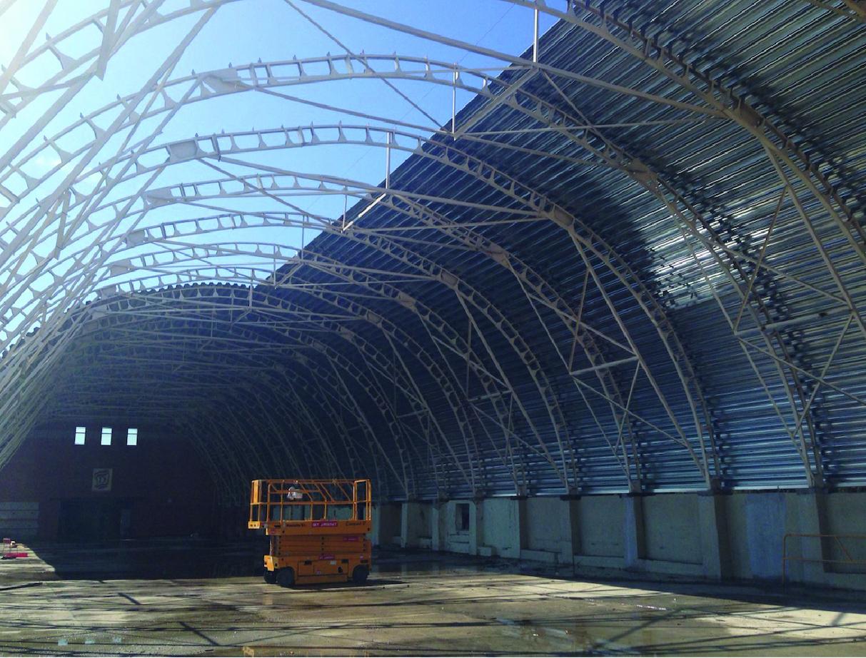 progetto di costruzione edificio e appositi tubi di ferro, per proteggere la salute e l&rsquo;incolumit&agrave; dei lavoratori